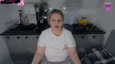 Snapshot of mojjo_erika chatting on December 2025 07:38:02 AM erika online show from December 2025 07:38:02 AM