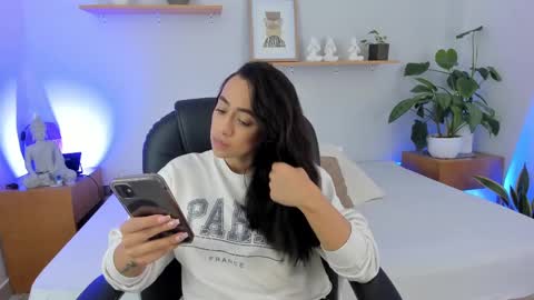 Snapshot of moll1e_ chatting on February 2025 12:26:02 PM M o L l i E online show from February 2025 12:26:02 PM