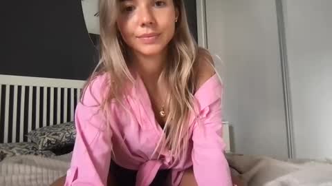 Snapshot of molly_bell chatting on December 2024 02:16:01 PM Molly online show from December 2024 02:16:01 PM