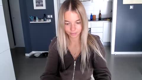 Snapshot of molly_bell chatting on December 2024 01:33:01 PM Molly online show from December 2024 01:33:01 PM