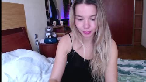 Snapshot of molly_bell chatting on April 2026 07:33:02 AM Molly online show from April 2026 07:33:02 AM