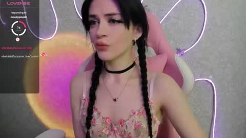 Snapshot of molly_crystall chatting on June 2026 02:49:01 AM Molly - online show from June 2026 02:49:01 AM