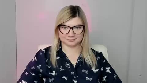 Molly online show from October 2025 06:16:01 PM