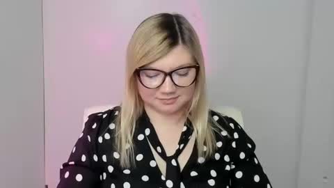 Molly online show from October 2025 08:19:02 PM