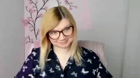Snapshot of molly_moree chatting on April 2026 11:35:01 AM Molly online show from April 2026 11:35:01 AM