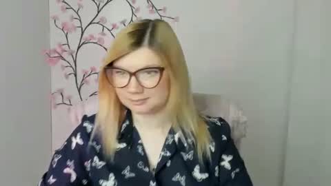 Snapshot of molly_moree chatting on May 2026 11:38:02 AM Molly online show from May 2026 11:38:02 AM