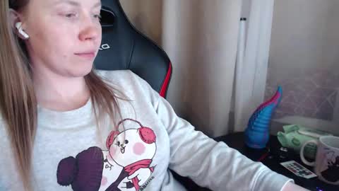 I have new photos come and see with love Molly online show from December 2025 10:06:01 PM