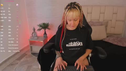 mollycb online show from November 2025 04:01:01 AM