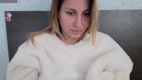 Snapshot of mollyforyou chatting on November 2025 09:47:02 AM Nica follow me online show from November 2025 09:47:02 AM