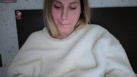 Snapshot of mollyforyou chatting on November 2025 03:44:02 PM Nica follow me online show from November 2025 03:44:02 PM