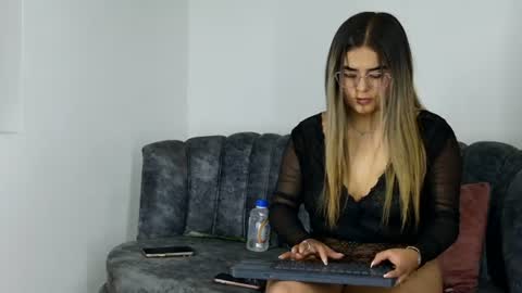 Snapshot of mollysweet11 chatting on June 2026 04:37:01 AM mollysweet11 online show from June 2026 04:37:01 AM