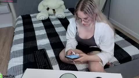 Snapshot of mollyxdream chatting on June 2026 02:33:01 PM Yungsatou online show from June 2026 02:33:01 PM