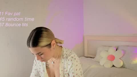 Snapshot of momento_marie chatting on June 2026 02:33:01 PM momento_marie online show from June 2026 02:33:01 PM