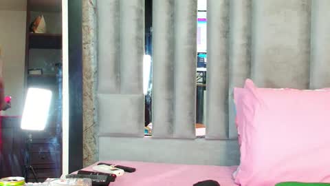 Snapshot of mommywebcam chatting on December 2025 07:29:02 PM DINAH online show from December 2025 07:29:02 PM