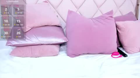 Momo  online show from October 2025 10:43:02 PM