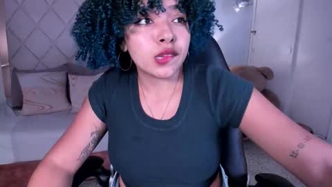 Momo  online show from November 2025 10:53:02 PM