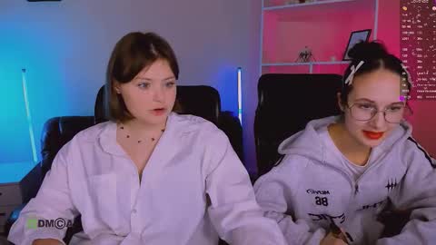 Snapshot of mona_cloud chatting on November 2025 08:32:01 PM Mona online show from November 2025 08:32:01 PM