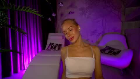 Snapshot of moneyfesting chatting on November 2025 09:15:01 PM Angelina online show from November 2025 09:15:01 PM