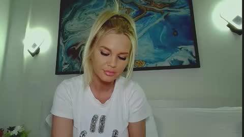 Snapshot of moni_ chatting on June 2026 03:33:01 AM Monica online show from June 2026 03:33:01 AM