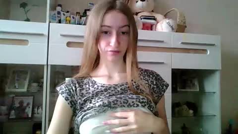 Snapshot of monica_tamayo chatting on November 2025 11:54:01 AM Monica online show from November 2025 11:54:01 AM