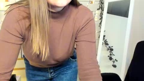 Monika online show from November 2025 02:28:02 PM