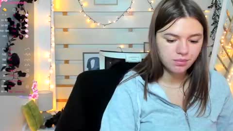 Monika online show from November 2025 01:47:02 PM