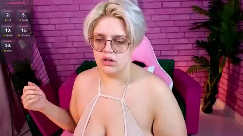 Monica online show from October 2025 09:01:01 AM
