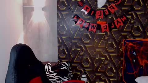 Snapshot of moon_and_fire_ chatting on October 2025 06:26:02 AM moon_and_fire_ online show from October 2025 06:26:02 AM