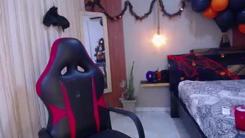 moon_and_fire_ online show from November 2025 05:20:02 AM