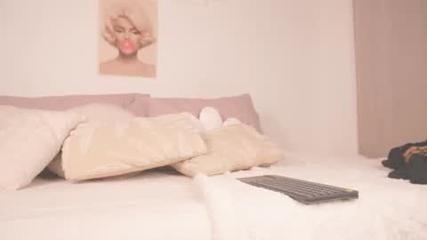 Snapshot of moon_angels chatting on June 2026 12:04:02 PM Angels online show from June 2026 12:04:02 PM