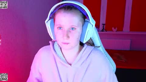 Snapshot of moon_avengers chatting on November 2025 05:06:02 PM Lola online show from November 2025 05:06:02 PM