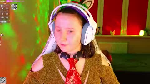 Snapshot of moon_avengers chatting on December 2025 05:06:02 PM Lola online show from December 2025 05:06:02 PM