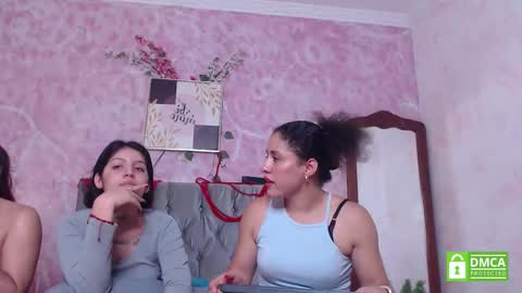 Snapshot of moon_hill chatting on October 2025 12:09:01 AM Moon Hill online show from October 2025 12:09:01 AM