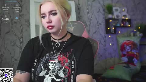 Snapshot of moon_valkyriie chatting on December 2025 10:46:01 AM Emilia online show from December 2025 10:46:01 AM