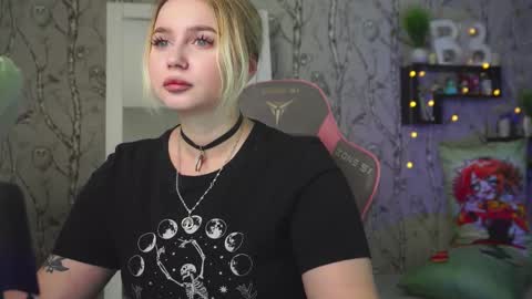 Snapshot of moon_valkyriie chatting on March 2026 09:27:02 AM Emilia online show from March 2026 09:27:02 AM