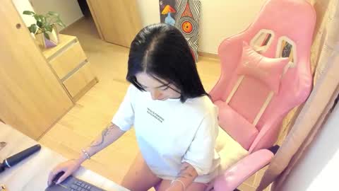 MOON online show from December 2025 03:04:01 AM