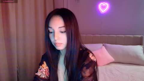 Mia online show from November 2025 03:01:02 PM