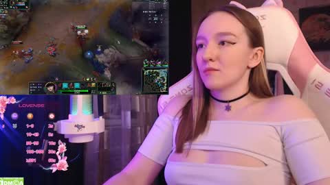 Snapshot of moonlish_siren chatting on February 2025 08:01:01 PM Katrin online show from February 2025 08:01:01 PM