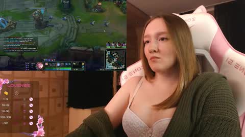 Snapshot of moonlish_siren chatting on October 2025 08:18:01 PM Katrin online show from October 2025 08:18:01 PM