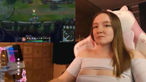 Snapshot of moonlish_siren chatting on October 2025 09:15:02 PM Katrin online show from October 2025 09:15:02 PM