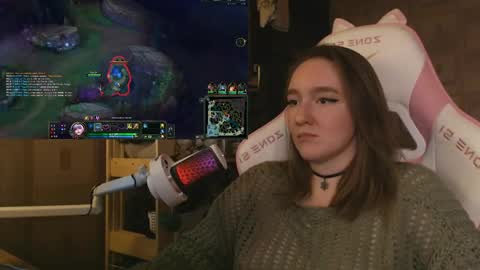 Snapshot of moonlish_siren chatting on May 2026 09:33:01 PM Katrin online show from May 2026 09:33:01 PM