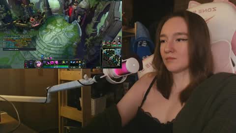 Snapshot of moonlish_siren chatting on May 2026 09:56:02 PM Katrin online show from May 2026 09:56:02 PM