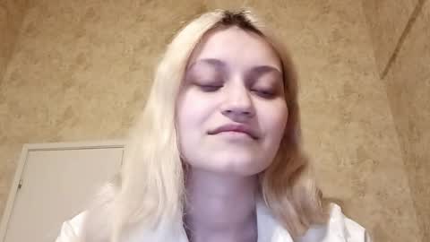 Eva is here now  help me get 50 thumbs up pls  online show from March 2026 06:40:02 PM