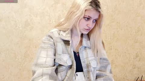 Eva is here now  help me get 50 thumbs up pls  online show from April 2026 08:42:02 PM