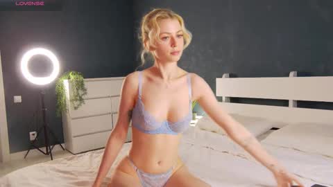 Snapshot of mozaly chatting on September 2025 11:10:01 AM Elizabeth online show from September 2025 11:10:01 AM