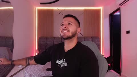 MIKEE online show from April 2026 03:04:02 AM