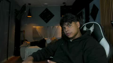 mr_mois online show from June 2026 06:39:01 AM