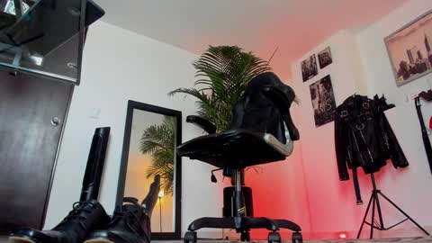 Snapshot of mrfrank_tattoo chatting on December 2024 03:05:01 PM MrFrank. online show from December 2024 03:05:01 PM