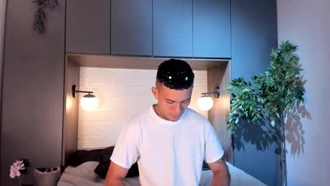 mrjustin_ online show from November 2025 08:03:01 PM