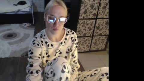 Snapshot of mrsluck chatting on April 2026 12:45:02 AM Sasha online show from April 2026 12:45:02 AM